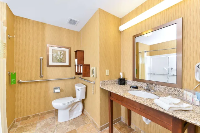 غرفة بسرير كينج مع أريكة، Hampton Inn Yorkville 9/9
