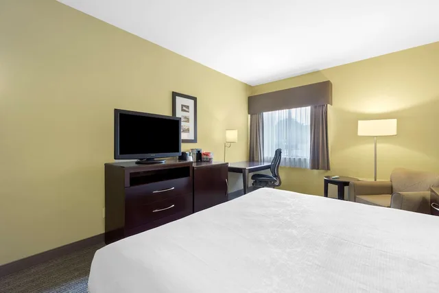 Standard, King Bed, Golf Course View، Best Western Plus Plaza by the Green 5/10