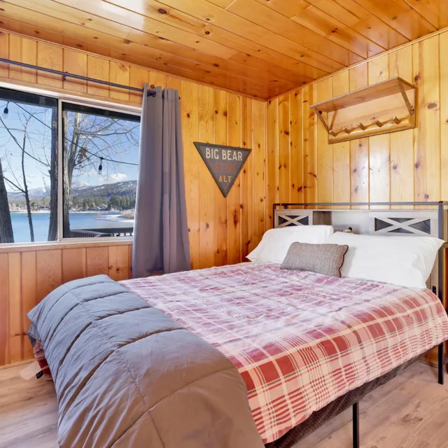 2 Bedrooms, House, King Bed، Sunrise Lakefront Family Cabin by Big Bear Vacations 1/6