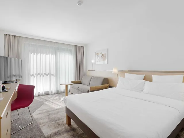 Superior, Double Bed, Novotel Berlin Mitte 1/6
