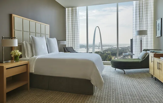 1 Bedroom, Suite, King Bed, Arch View, Accessible، Four Seasons Hotel St. Louis 1/2