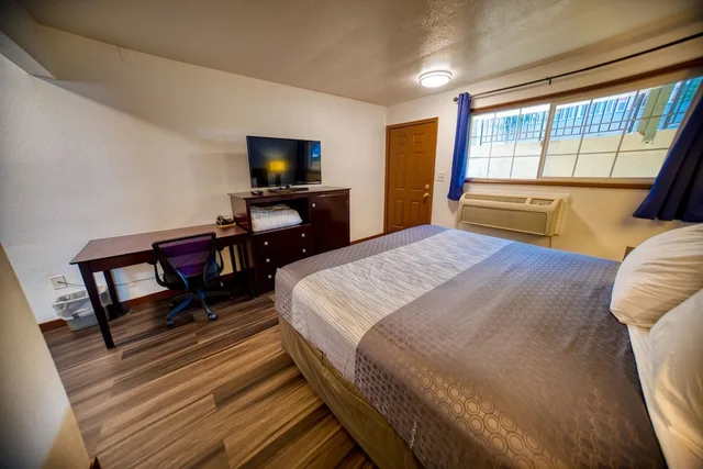 غرفة أساسية بسرير كوين، Budget Inn Motel 1/2