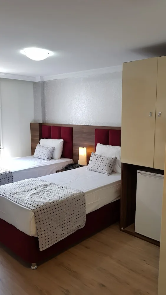غرفة بسريرين منفصلين بإطلالة على المدينة، Laleli Hotel Izmir 1/6