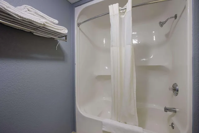 Upstairs, Single, Queen Bed, No Elevator، Quality Inn & Suites Big Rapids near University 7/7