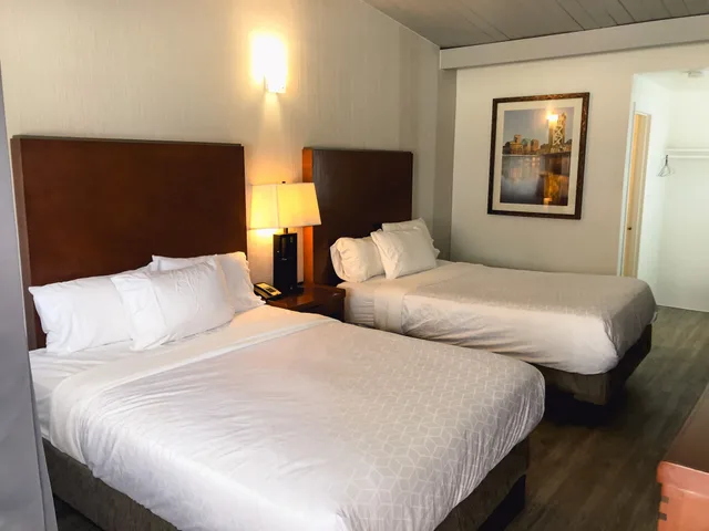 Room, 2 Queen Beds, Super 8 by Wyndham San Jose Airport 2/4