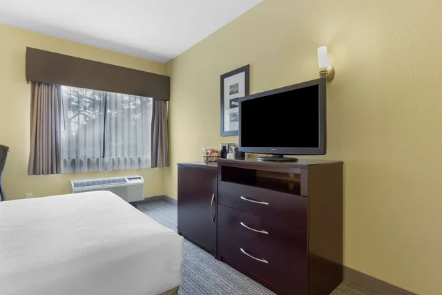 Room, Queen Bed, Golf Course View، Best Western Plus Plaza by the Green 5/7