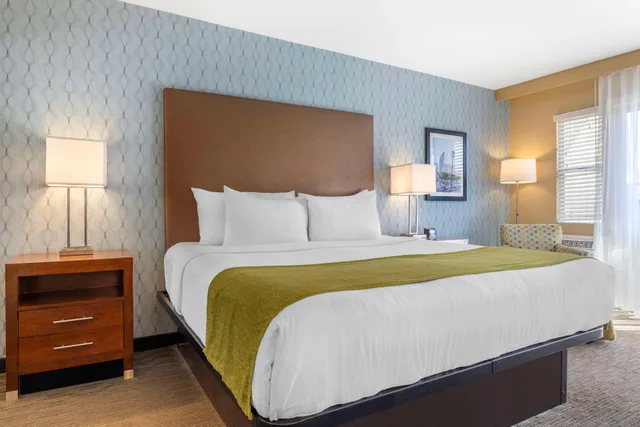 غرفة بسرير كينج بشرفة بإطلالة جزئية على البحر، Best Western Plus Beach View Lodge 4/10