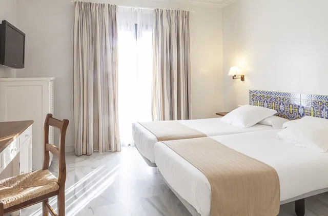 Standard, Twin Beds, Murphy Bed، Playa de La Luz 3/8