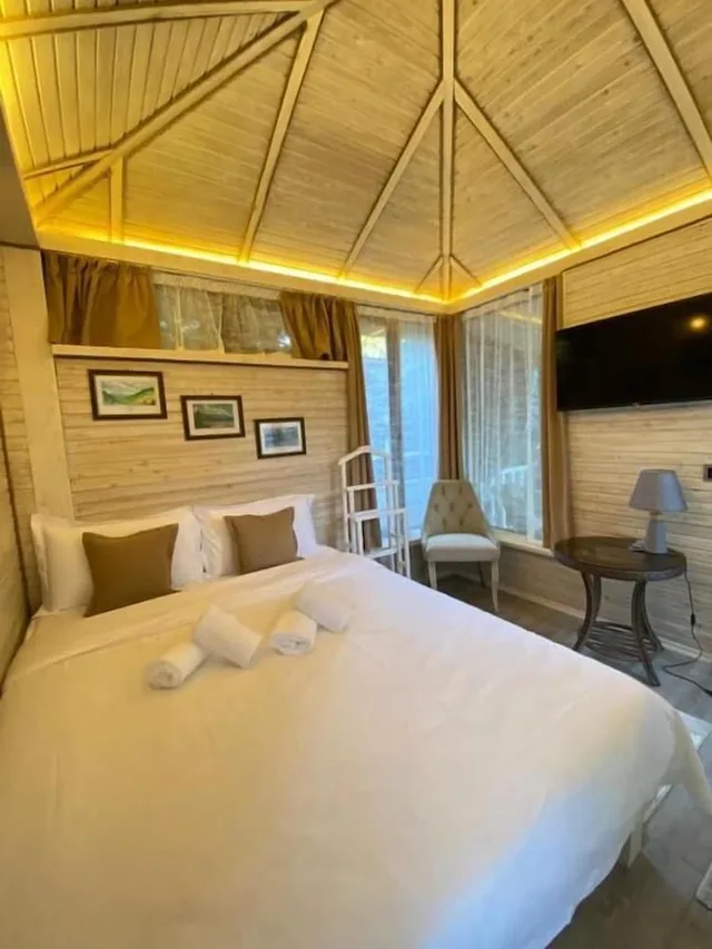 Chalet, King Bed, Hotel Kausar 2/3