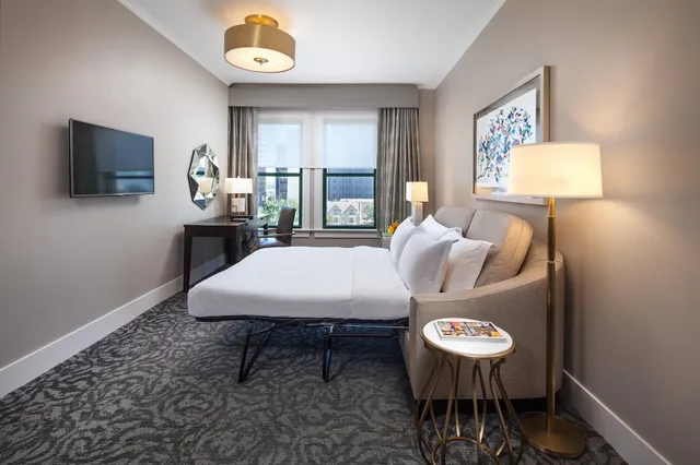 1 Bedroom, Deluxe, Suite, King Bed, The St. Anthony A Luxury Collection Hotel San Antonio 3/5