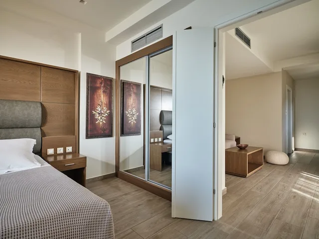 جناح ديلوكس بسرير كينج بإطلالة على البحر مع أريكة، Prima Vista Beachfront Boutique Hotel 4/4