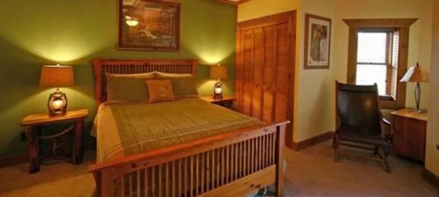 Suite, Cabin, King Bed, 2 Sofa, Jetted Tub, Kitchen، Wildberry Lodge Bed &amp; Breakfast 1/1