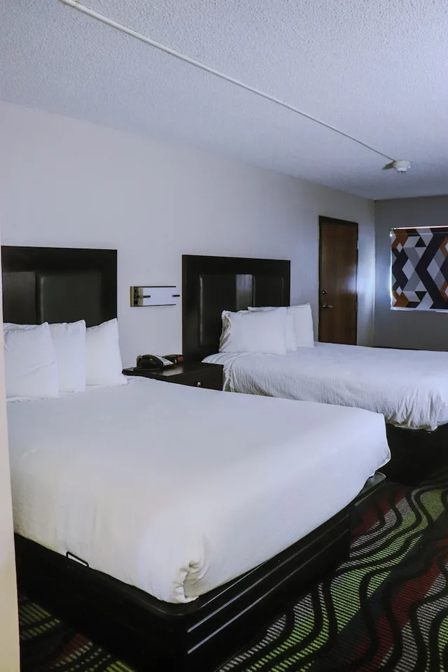 غرفة قياسية بسريرين كوين، Apple Tree Inn and Suites 6/9