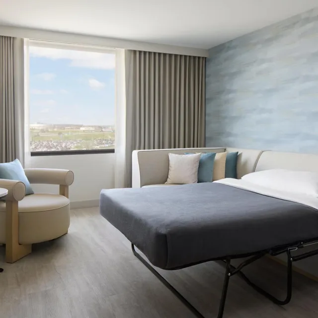 غرفة ركنية بسرير كينج، Toronto Airport Marriott 2/10