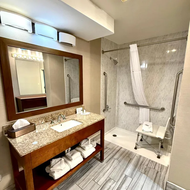 جناح ديلوكس لذوي الإعاقة، Ramada By Wyndham Denver International Airport 2/3