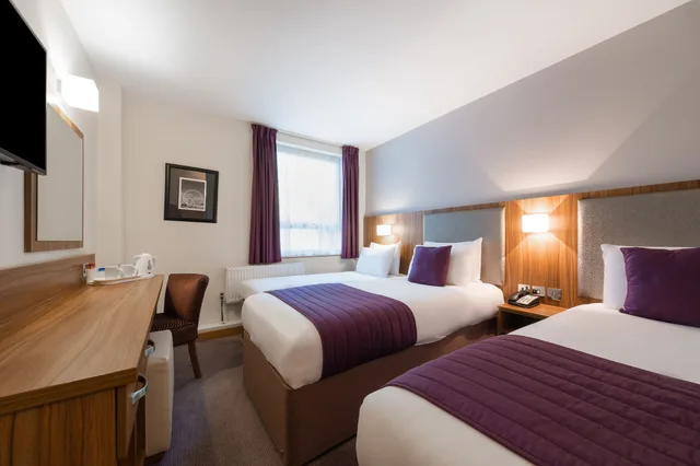 غرفة قياسية بثلاثة أسرّة، Quality Hotel Hampstead 1/2