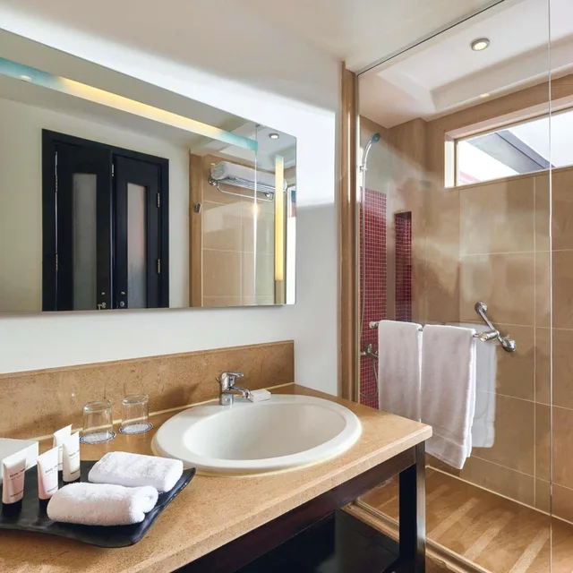 غرفة قياسية بسرير كينج بإطلالة على المسبح، Movenpick Aswan 2/2