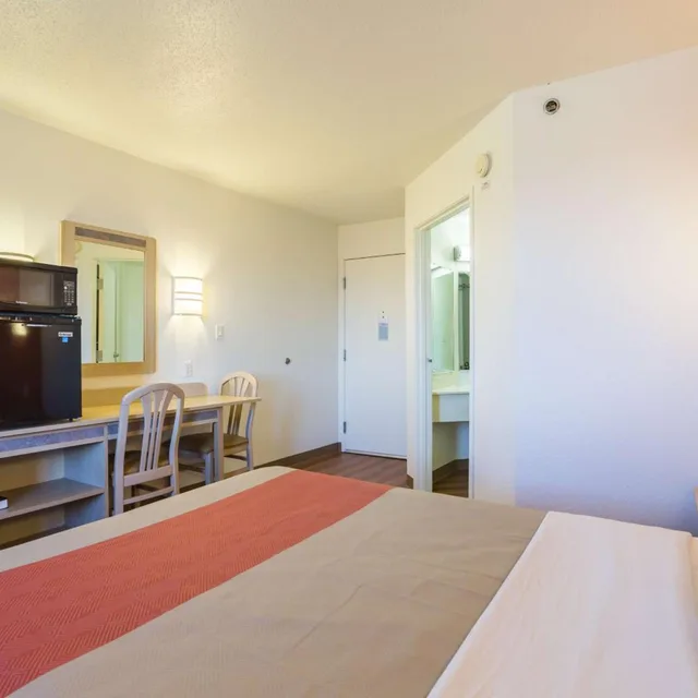 غرفة بسرير كوين لذوي الإعاقة، Motel6 Dale, IN 4/8