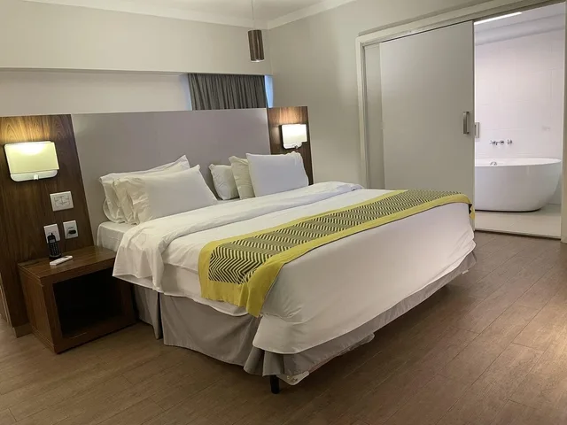 Suite, Oasis Plaza 4/9