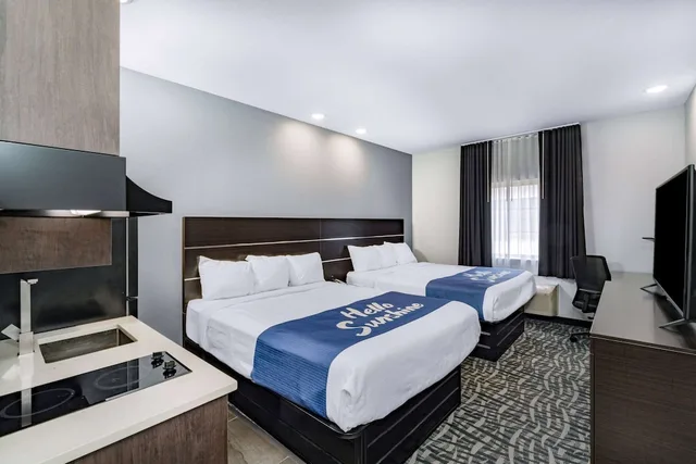 غرفة بسريرين كوين بمطبخ صغير، Days Inn Suites By Wyndham Horn Lake Graceland Area 2/5