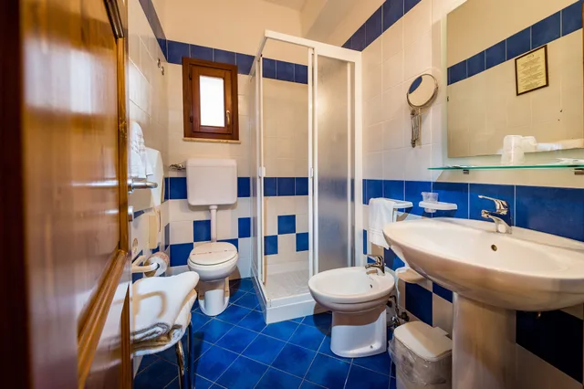 غرفة بسرير كوين بإطلالة على البحر بشرفة، HOTEL CALA MARINA 7/10