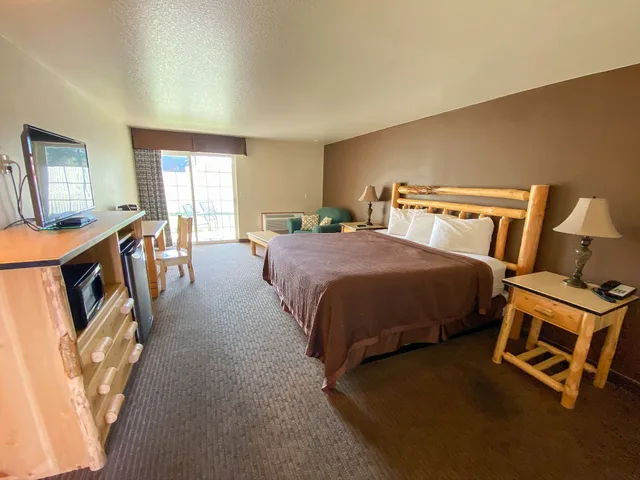 Room, King Bed, Sisters Inn & Suites 1/2