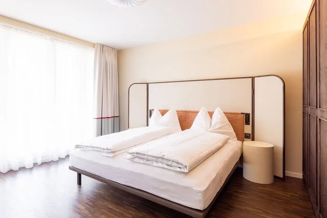 شقة سوبيريور بسريرين منفصلين وسرير كينج بشرفة بغرفتي نوم مع أريكة، Ema House Serviced Apartments Seefeld 4/10