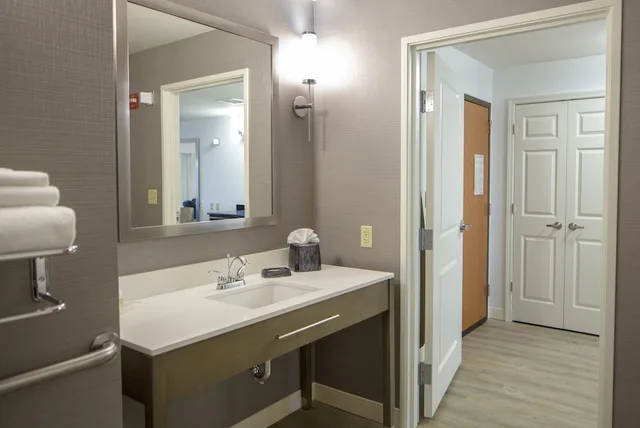 غرفة قياسية بسريرين كوين لذوي الإعاقة، Holiday Inn Hotel Suites Bloomington Airport 5/6