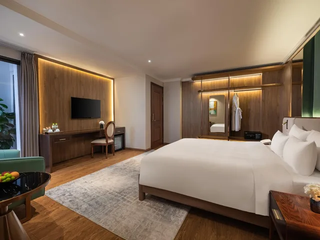 غرفة تنفيذية بسرير كينج بشرفة، Silk Queen Grand Hotel 1/6