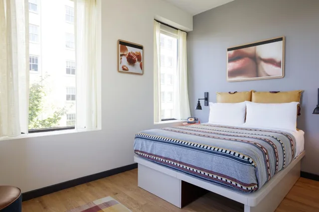 غرفة مريحة بسرير كوين لذوي الإعاقة، Moxy Richmond Downtown 1/3