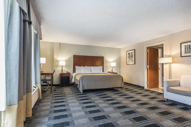 Upgrade, Suite, King Bed, Hot Tub، Comfort Inn SW Omaha I-80 2/5