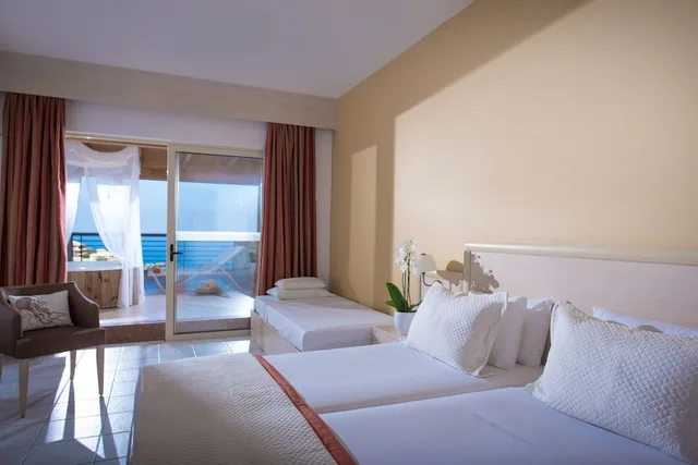 غرفة تنفيذية بسرير مزدوج بإطلالة على البحر مع أريكة بجاكوزي، Blue Bay Resort Hotel 1/4