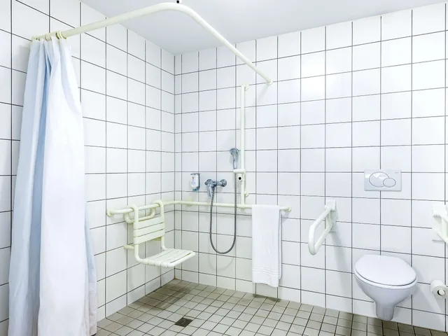 غرفة بسريرين منفصلين وسرير بطابقين، Ibis Budget Leipzig City 8/8