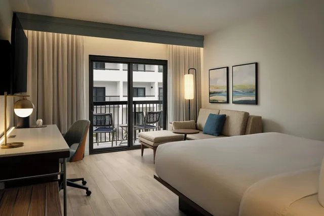 غرفة بسرير كينج بإطلالة على الفناء مع أريكة لذوي الإعاقة، Courtyard Orlando Airport 1/4