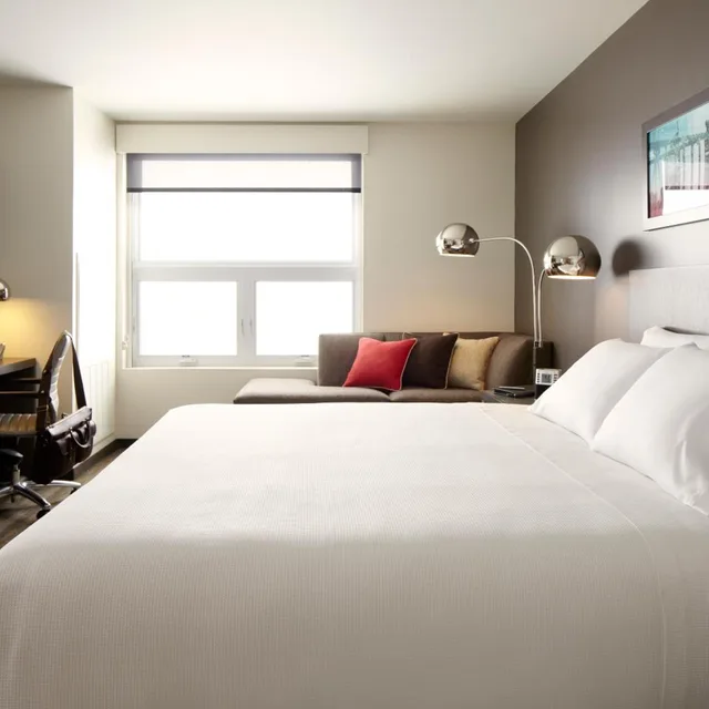 Room, King Bed, Sofa, Den, Bathtub, Accessible، Hyatt House Portland Airport 1/1
