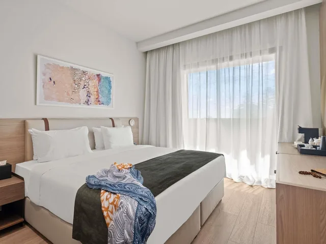 Classic, Convertible Double Bed, Balcony، Mercure Larnaca Finikoudes Beach 2/10