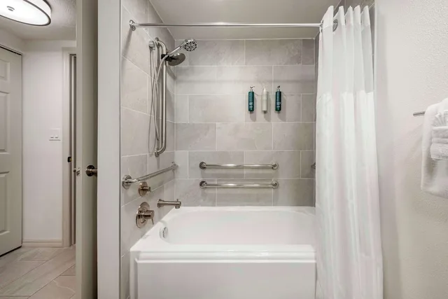 جناح بسريرين مزدوجين وسرير كينج بغرفتي نوم مع أريكة لذوي الإعاقة، Hilton Vacation Club Aqua Sol Orlando West 3/3