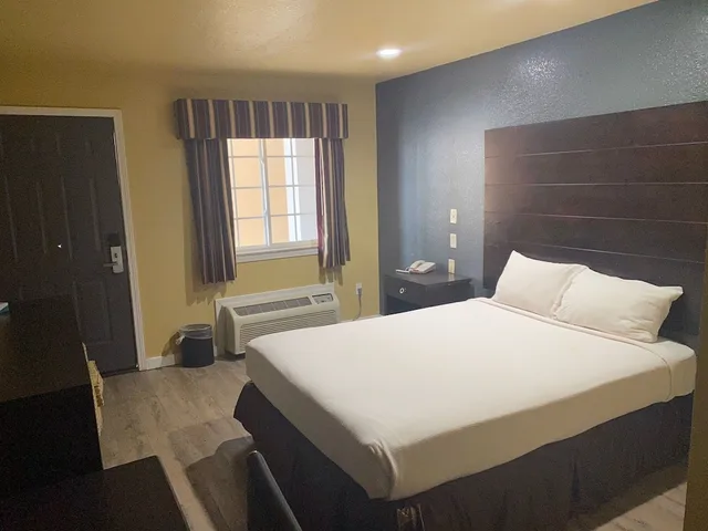 غرفة بسرير كوين، Woodridge Inn and Suites 1/1