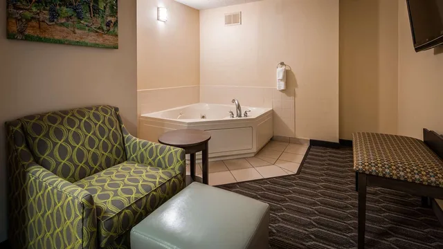جناح بسرير كينج بجاكوزي، Best Western Plus Yadkin Valley Inn & Suites 1/1