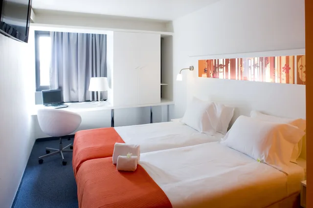 Room, Twin Beds, Star Inn Porto 2/7