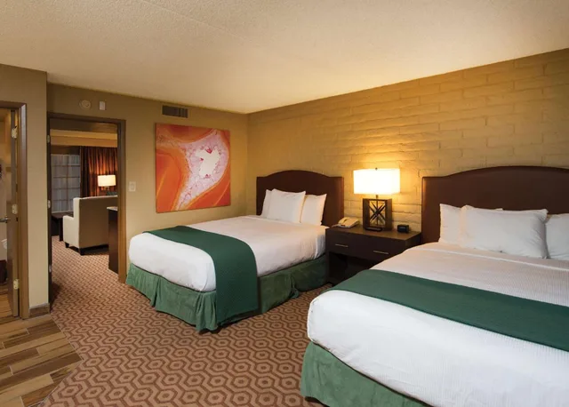 جناح بسريرين كوين بإطلالة على المسبح مع أريكة، Doubletree Suites By Hilton Tucson-Williams Center 2/3