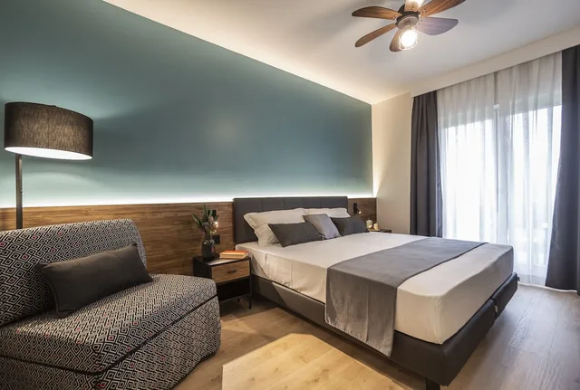 Crown, 1 Queen and 1 Single Bed، Hotel Du Lac 1/3