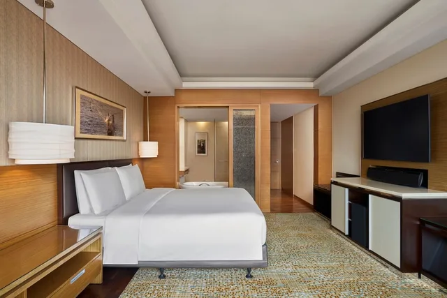 غرفة تنفيذية بسرير كينج مع دخول الصالة، Jw Marriott Hotel Suites Saigon 2/4