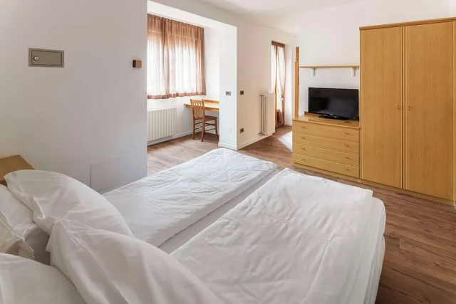 Family, 1 Single and 2 Queen Beds, Mountain View, Balcony, Best Western Hotel Nevada 2/6