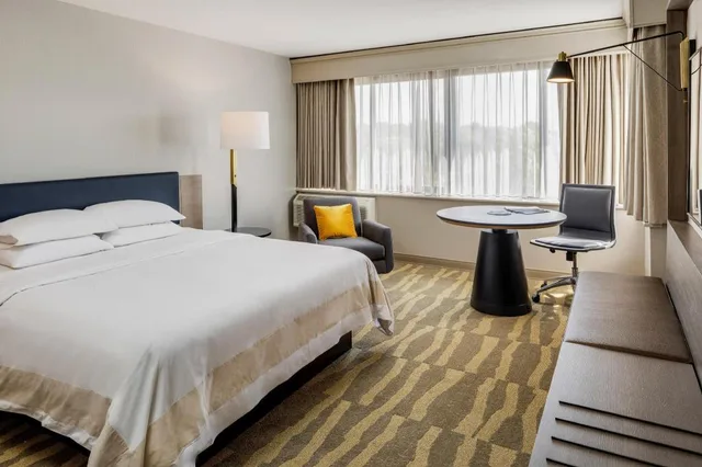 جناح بسرير كينج بغرفة نوم واحدة مع أريكة، Portland Sheraton At Sable Oaks 1/6