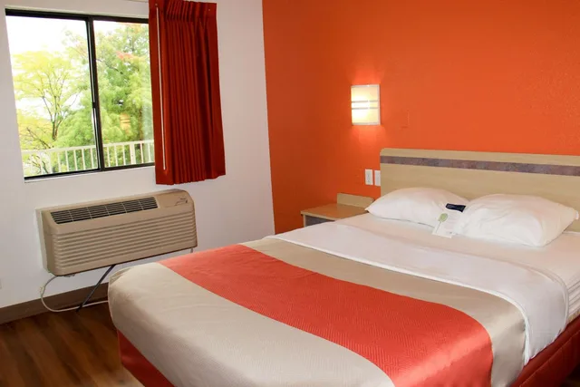 غرفة بسرير كوين لغير المدخنين، Motel6 Enfield, CT - Hartford 1/3