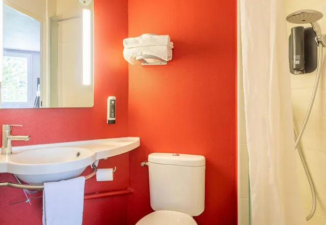 غرفة رباعية بسرير مزدوج وسريرين منفصلين، B&B Hotel Toulon Ollioules 8/9