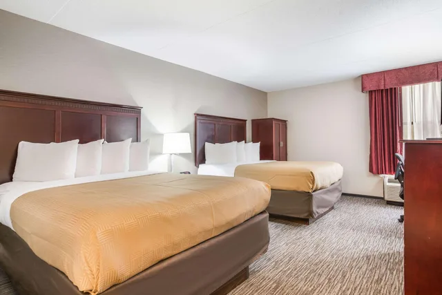 غرفة بسريرين كوين، Clarion Inn and Suites Grand Rapids Airport 3/7