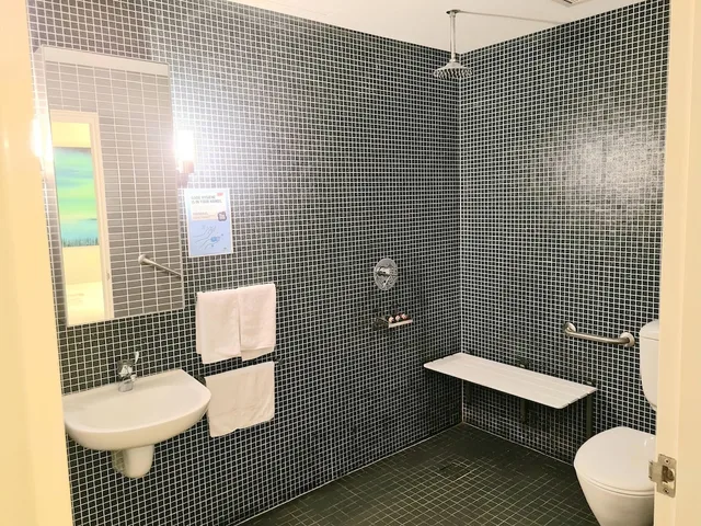 Room, Queen Bed, No Window, Accessible, Crown Hotel Surry Hills 4/4
