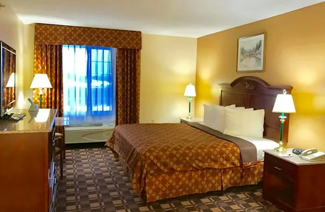 غرفة بسرير كينج، Cabot Inn and Suites 1/1